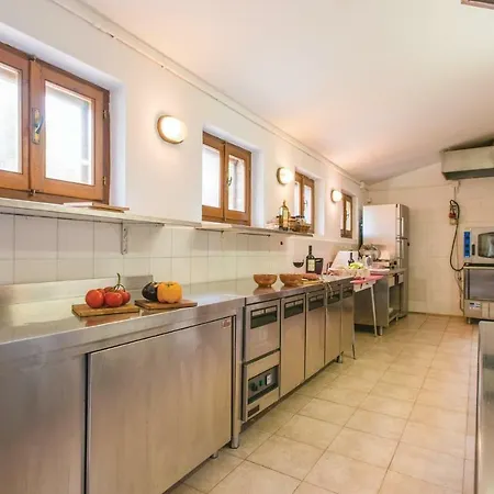 Five-bedroom Holiday In Fermo Fm