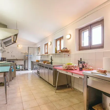 Five-bedroom Holiday In Fermo Fm